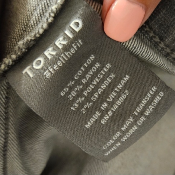 TORRID NWT Women’s Gray Trucker Streetwear Denim Jean Jacket.  Size 00 / 10. - Picture 9 of 10